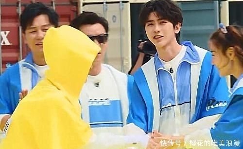 R1SE|奔跑吧:蔡徐坤跟R1SE周震南握手,对待陈立农,方式更直接