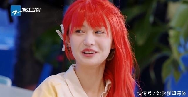 手机|郑爽上节目遭吐槽,玩游戏作弊,喝水作假,即使录节目手机都不离手