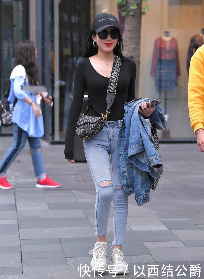 选择|选择牛仔裤,让你轻松应对换季穿搭,打造出休闲靓丽的造型