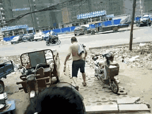 做饭|搞笑GIF:孩子,你家的大人呢?怎么这么小就开始做饭了!