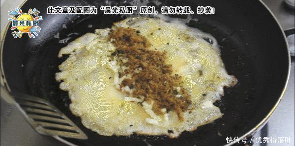 鸡蛋|肉松蛋饼,10分钟搞定营养又美味的早餐,媲美早餐店的鸡蛋卷饼!