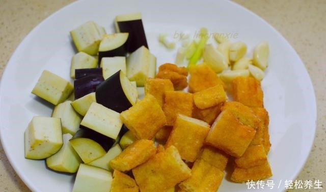 主食|又发现一个茄子的做法,跟它一起烧,简单美味还能当主食