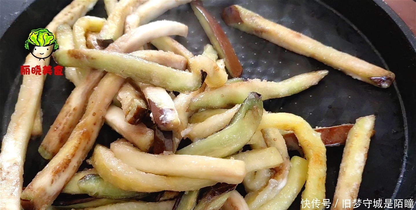 吸油|今天才知道,炒茄子不能先放油,一个小技巧,好吃不吸油,吃不腻