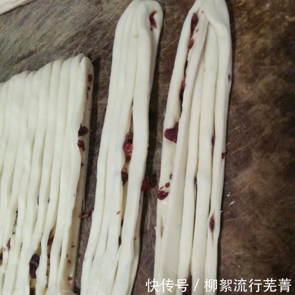 教你做|教你做一个简单的花卷,新手就会看到,发酵时间短,比馒头还好吃
