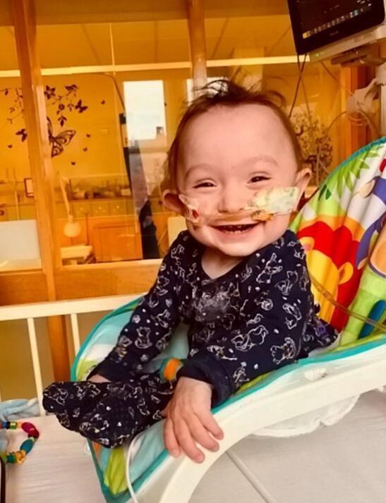  回家|女子生下0.9斤婴儿都以为活不久，后经历12次手术已出院回家