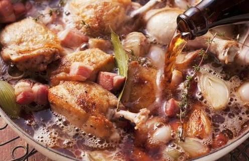 做法|炖鸡时,直接炖还是先焯水?教你正确做法,鸡肉鲜嫩入味