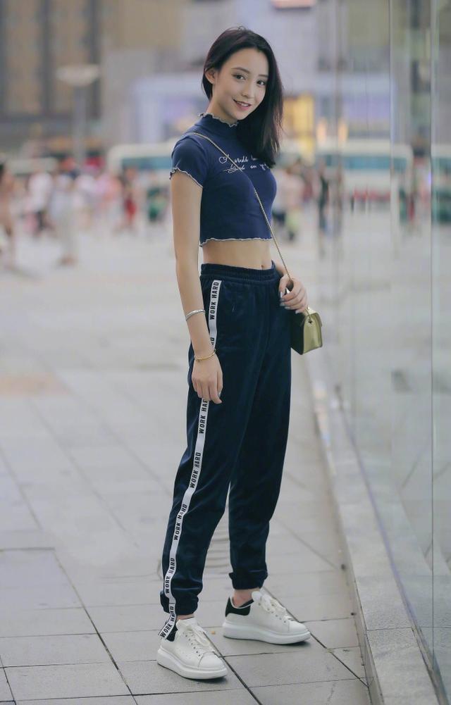 小姐姐|街拍：小姐姐身穿黑色的蕾丝吊带，配上一条灰色棉麻短裙，惊艳路人