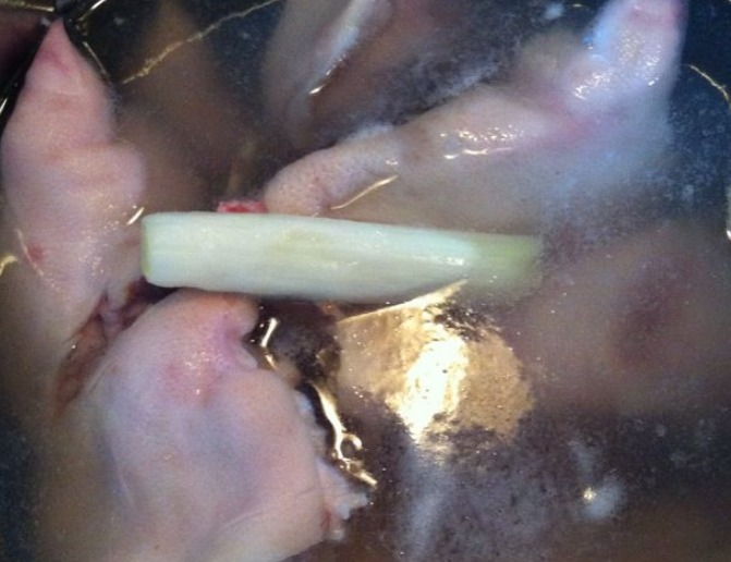  就可以|焖猪蹄时，直接下锅煮是大错特错，多加1步，猪蹄软糯入味无腥味