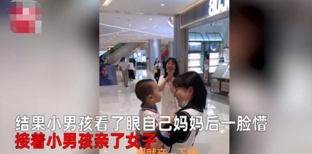  家长们|萌娃商场认错妈，抱着不松手，结果亲妈出现一脸懵，下一秒萌化了