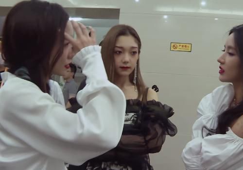  希林娜依高|孟美岐猜测下一届团王是硬糖少女303，希林不直接面对，没信心