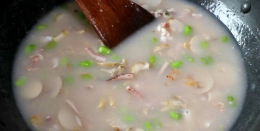 搅拌均匀|这是芋头汤的做法,与小海鲜巧妙搭配,太好喝了,鲜上加鲜