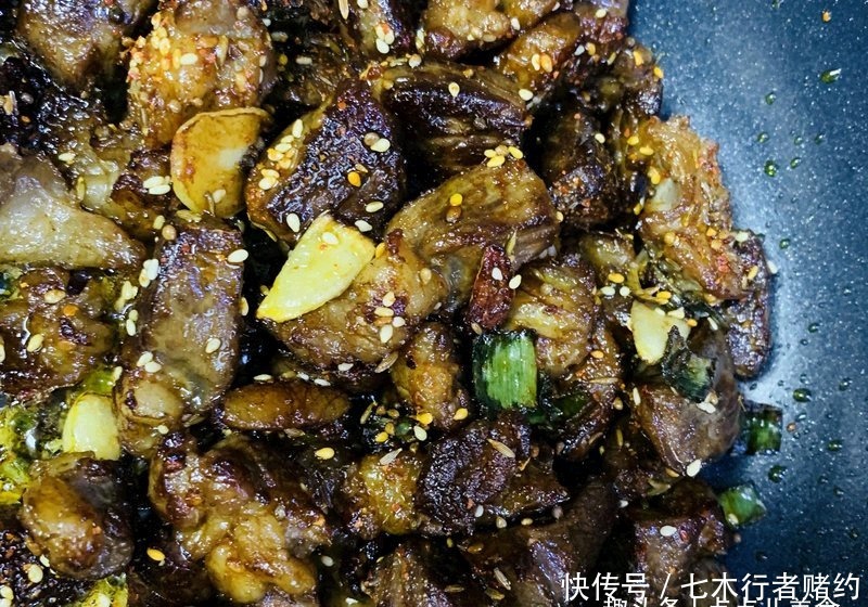  过瘾|美味简单的“孜然牛肉粒”外香里嫩，吃起来真过瘾