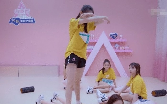 学员|张艺凡秒变老师给陈卓璇正骨,镜头转到其他学员,都快笑出画面了