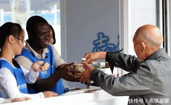 泡面|非洲人吃泡面, 是财富和地位的象征, 2桶泡面可以换6斤牛肉