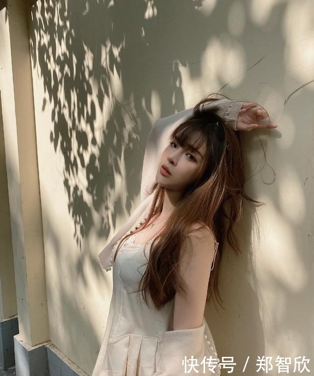 吊带|细吊带搭配亮色紧身瑜伽裤,一秒穿出欧美范,又美又飒