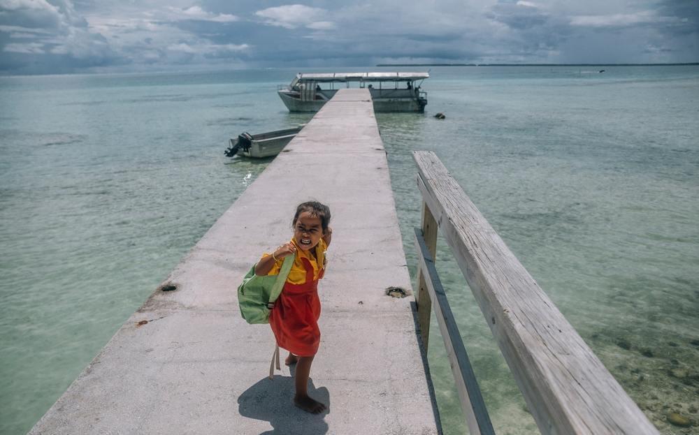  拥有|倒数第一经济体：靠太阳能发电人均拥有5头猪，居民全是双重国籍