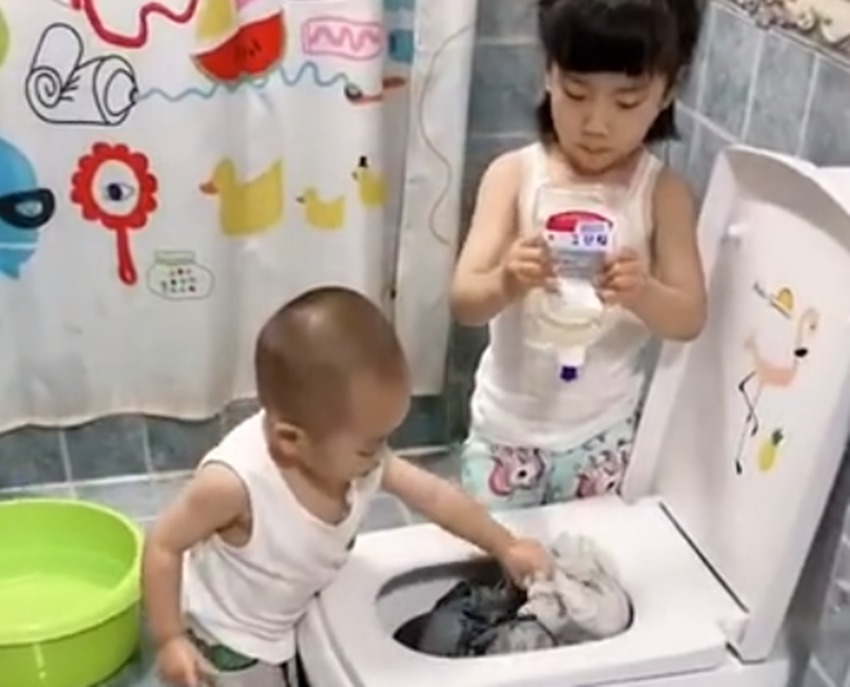 洗衣服|姐弟俩非要帮妈妈洗衣服,看到马桶后的瞬间,网友:差点气晕过去