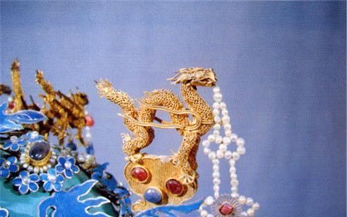 未来|故宫博物院一件凤冠,精美绝伦奢华无比,背后却是大明王朝的未来