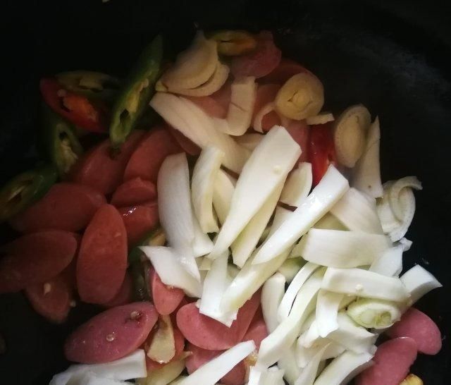  味儿|茴香球炒火腿肠，淡淡的茴香味儿，颇有点西芹的口感，味道好极了