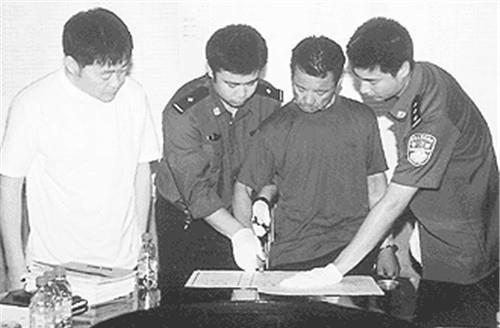 无人|连环杀人魔：跟尸体打牌，在尸背刻怪字，专家：这字如今已无人用