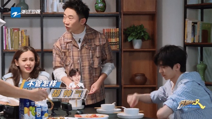 只顾|两大王牌综艺颜值担当,一人录节目已彻底放开,一人却只顾着耍帅