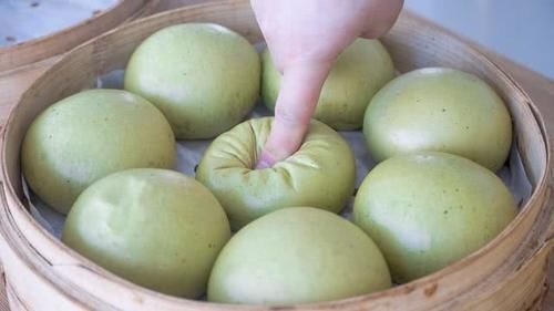 面食|黄瓜不要凉拌了，加1碗面粉，两手一搓做成面食，柔软劲道，过瘾