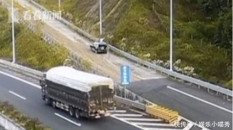  违停|荒唐!情侣违停高速避险车道 自拍十多分钟秀恩爱