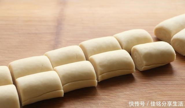 老少皆宜|中式月饼最爱这款,层层酥脆,鲜嫩多汁,做给家人吃,老少皆宜!