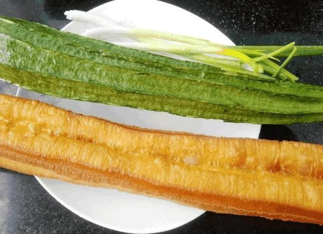 油条|好创意75岁大爷卖油条,孙子灵机一动一句话,买的人都翻倍了