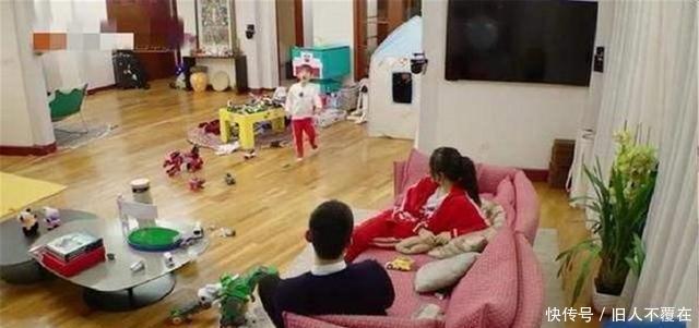 应采|养的都是男孩,霍思燕和应采儿的客厅却大相径庭,差距一目了然