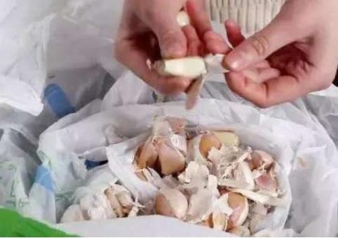  实用|今天才知道，大蒜上有一个机关，轻轻一按蒜皮马上脱落，简单实用