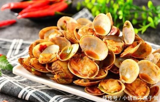 清洗|清洗花甲时,有人放油有人放盐,其实都不对,这样做花甲狂吐沙