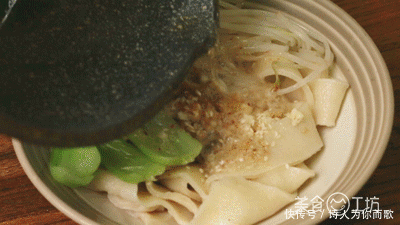 过瘾|油泼面好吃有诀窍,掌握这4步,香辣过瘾,嚼劲十足