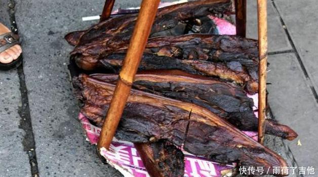 小吃|大娘路边卖“地道”小吃,60元一根却嫌贵,看清是它我买走2根