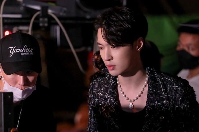 认出|街舞:王一博十年前对手再对决,加入张艺兴战队,时隔久远没认出