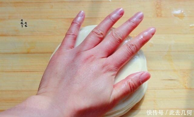 春饼|这饼一锅可出16张,比纸还透亮,柔软筋道,卷啥都好吃,简单易学