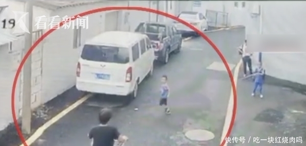  事故|三个娃停车场“躲猫猫”，一娃被撞！类似事故频发，家长警惕！