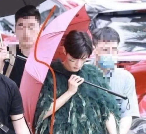 笑容|回归!肖战录制《青春环游记2》合照曝光,笑容灿烂显出好人缘