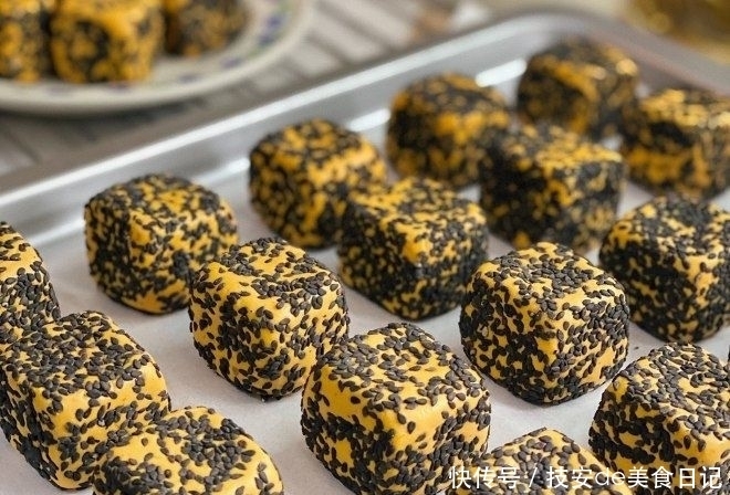  做法|南瓜饼别再用油煎了，换一个新做法，外酥里嫩，大人孩子都爱吃！