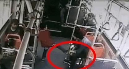 乘客|男孩公交车上多次故意踢踹乘客，教育无效后，男子的反击太残忍