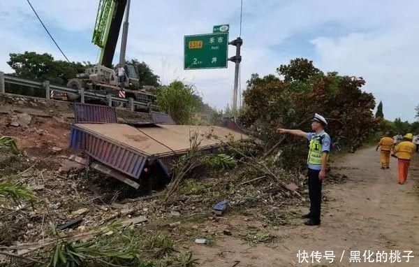  大型|禾市高速出口附近一辆大型货车侧翻，司机被压在下面.....