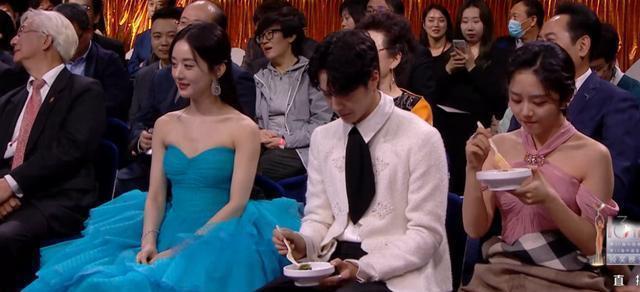 白皙|金鹰奖女星高清同框照:赵丽颖白皙完胜谭松韵,宋茜状态不如陶虹