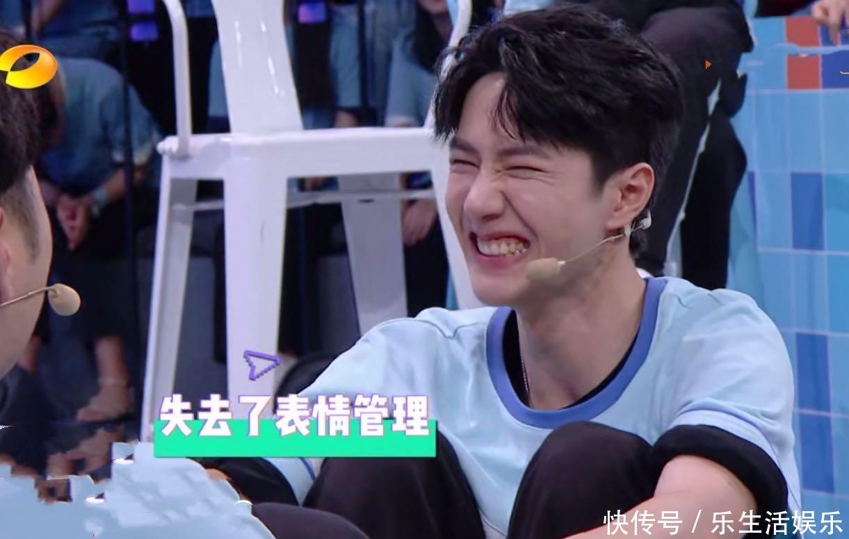 快本|王一博《快本》现场“咬面包”,做游戏笑出表情包,眼角纹太抢镜
