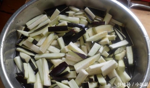 放油|炒茄子先放油？难怪炒出来的茄子不好吃，大厨来告诉你正确的做法