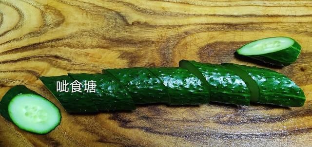 明白|黄瓜菱形片怎么切很多人一直没弄明白,其实只需2步就轻松搞定