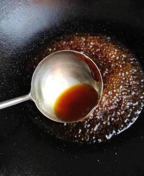 大厨|炒糖色,别直接炒糖!大厨:多做1步,颜色红亮,味道香甜不发苦
