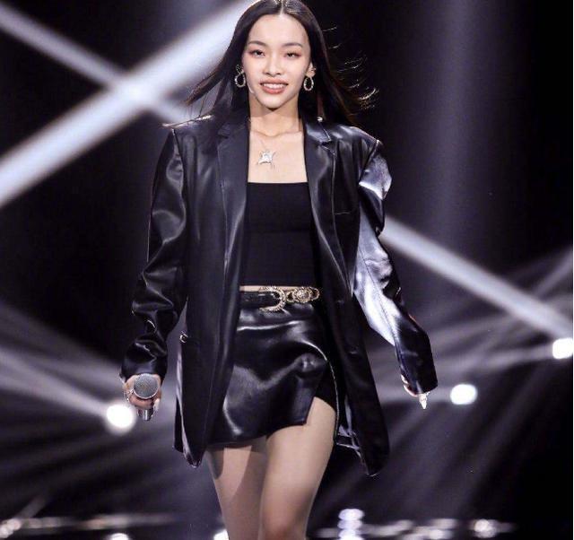 惊讶|宣布刘柏辛和华晨宇票数时,周深表情惊讶,毛不易的反应更真实