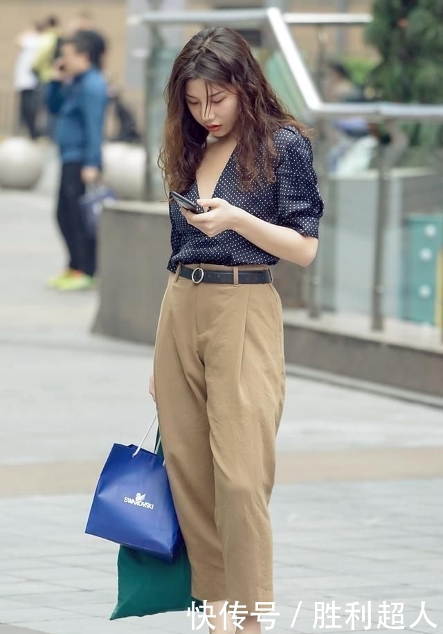 小姐姐|街拍美女:小姐姐简简单单的搭配,却给人耳目一新的感觉