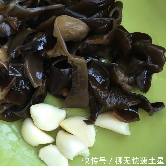  泡椒|泡椒炒咸菜干，微辣爽口。好吃下饭