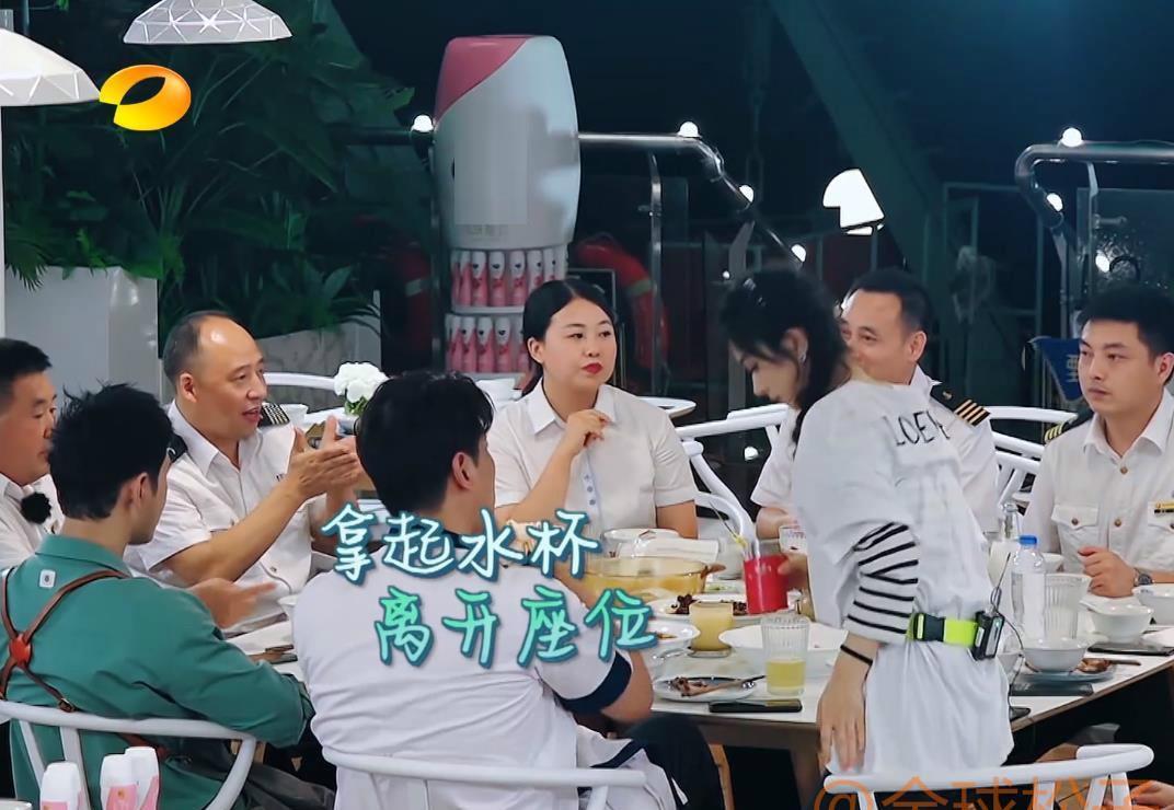 脸色|《中餐厅》赵丽颖将情绪写在脸上,动不动“甩脸色”?